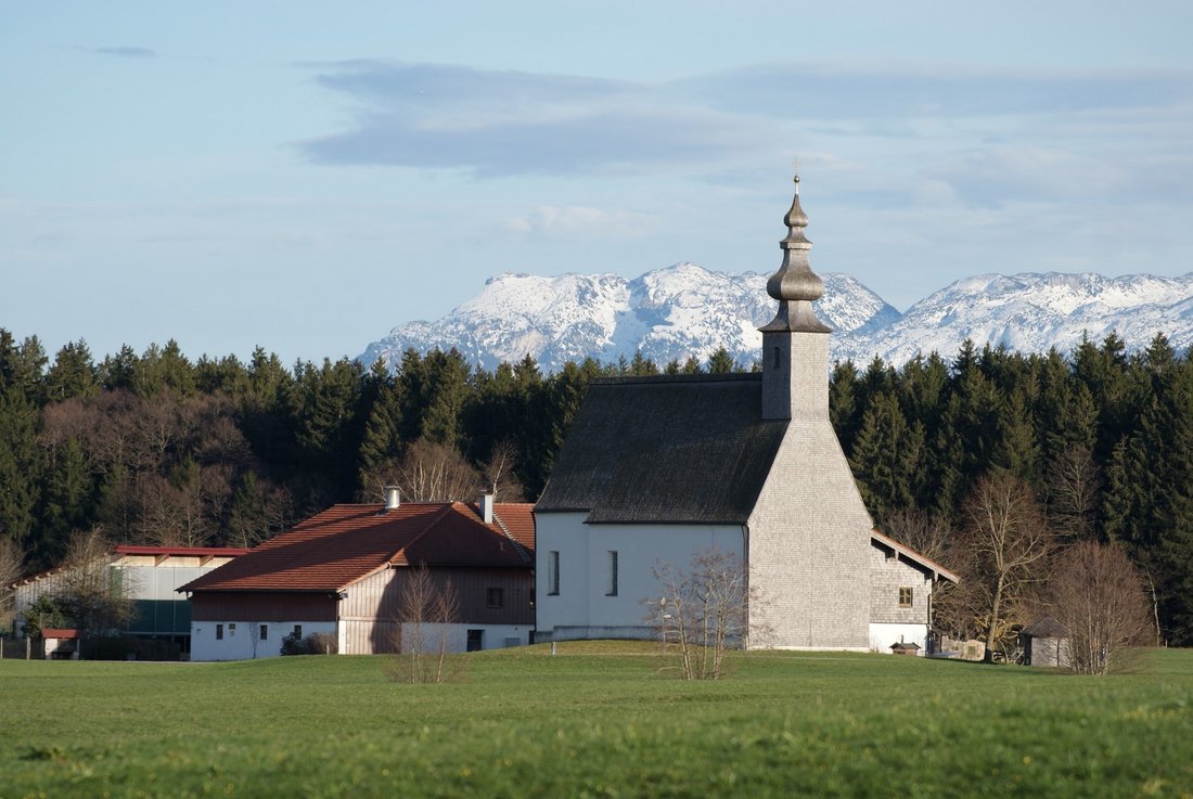 Blick auf die Kirche in Egerndach in der Gemeinde Wonnberg mit den bayerischen Alpen im Hintergrund
