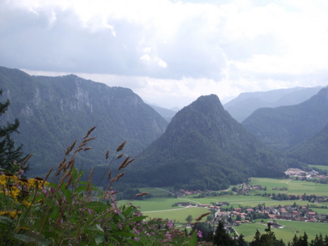 Inzell-Stoißeralm: Den Blick über das Inzeller Tal und Kienbergl schweifen lassen