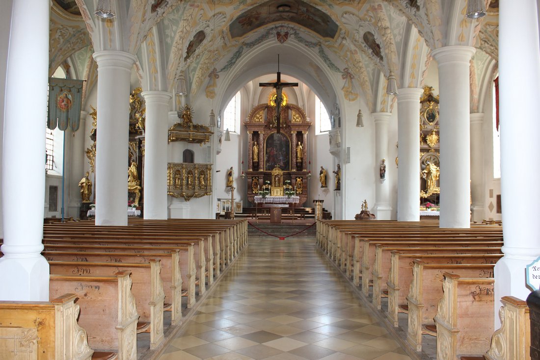 Kath Pfarrkirche Aschau_innen_Foto Tourist Info