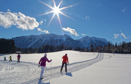 Wintersportler auf der Unterlandloipe in Inzell