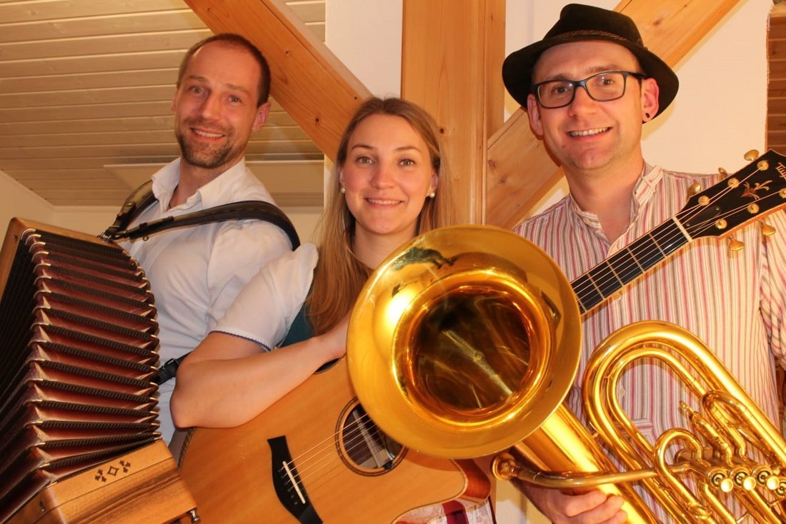 Ollaweino Musi (Trio) mit: Ziach, Tuba & Gitarre/Harfe