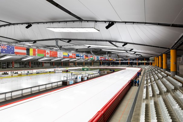 Innenraum der Max Aicher Arena mit gehissten Länderflaggen 