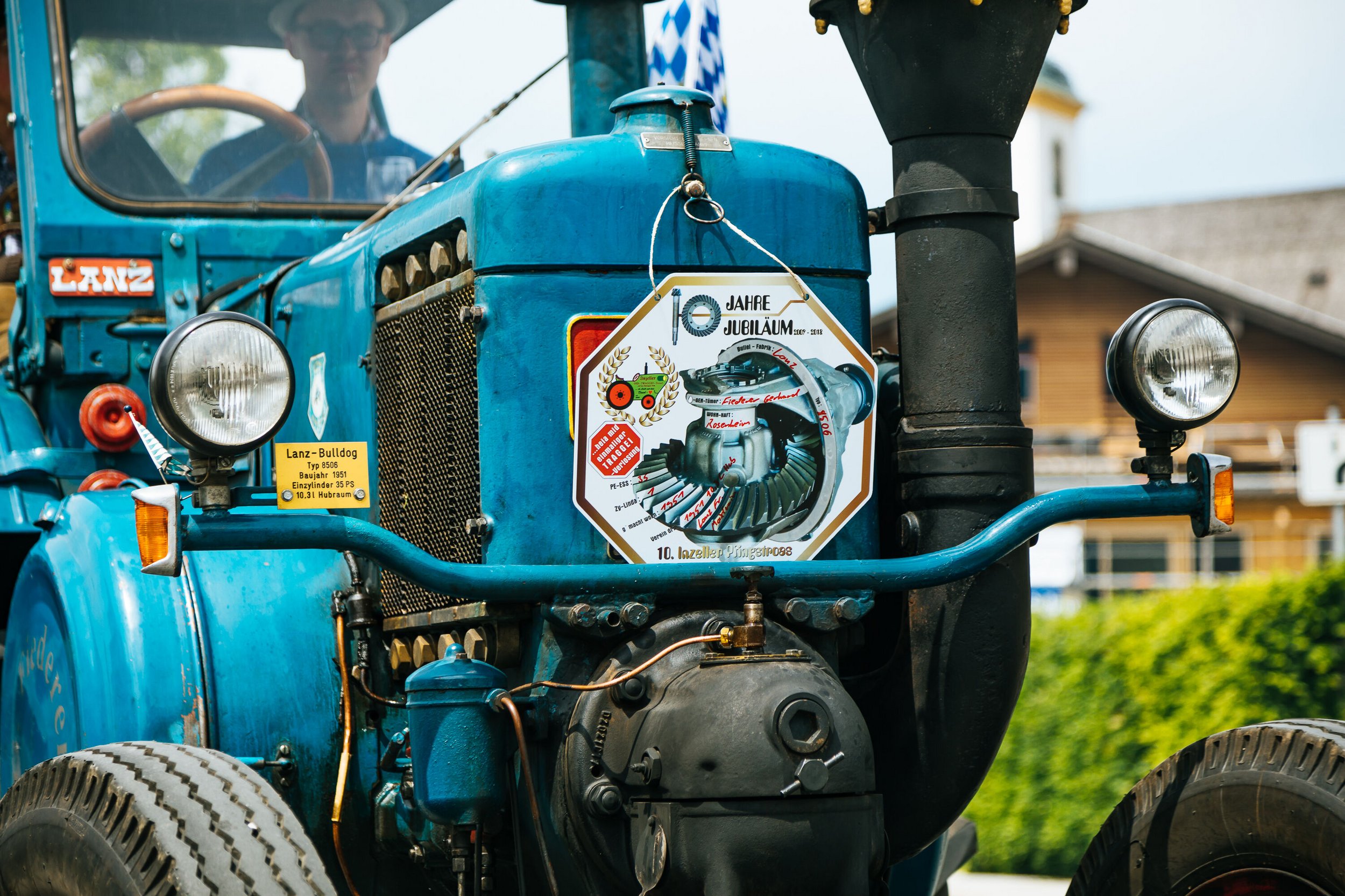 Traktor mit 10 Jahre Pfingstroas Schild in Inzell
