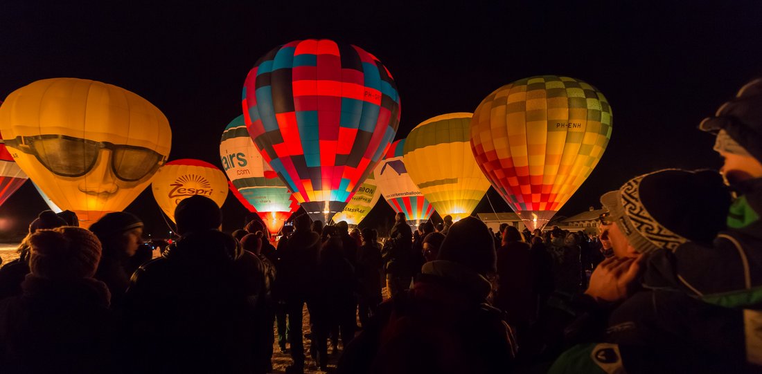 Ballone steigen zum Auftakt der Inzeller Ballonwoche bei Nacht in die Luft
