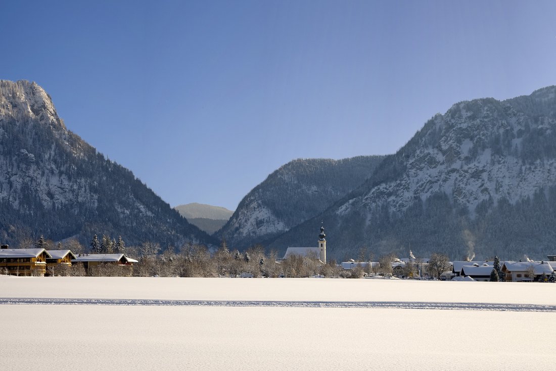 Inzell/Chiemgau: die Inzeller Winterlandschaft mit Blick auf die Reiter Alpe und Zentrum