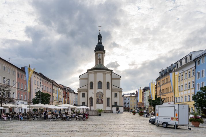 Der Stadtplatz in Traunstein mit der Kirche St. Oswald