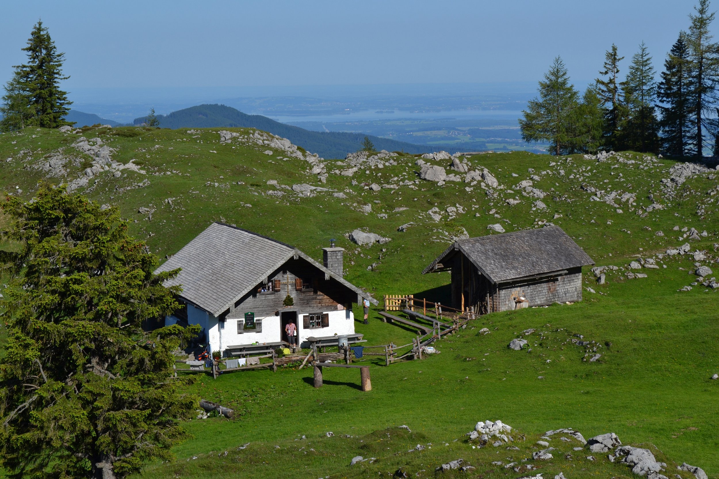 Inzell/Chiemgau: Beim Abstieg nach Adlgaß über die Kohleralm die Fernsicht bis zum Chiemsee genießen