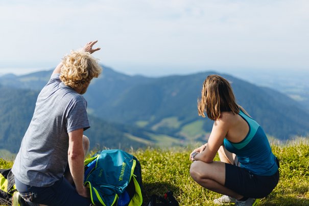 Achim zeigt Carolin die tolle Aussicht in die Chiemgauer Alpen