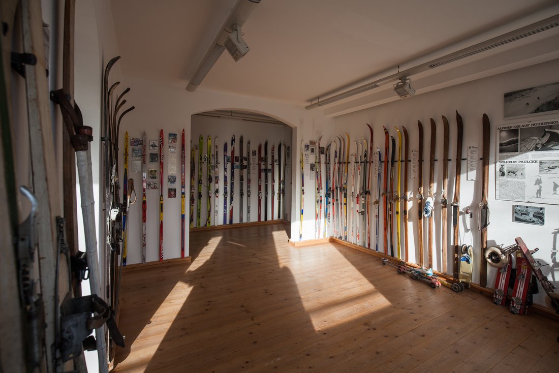 Ein Einblick in das Sortiment des Skimuseums Reit im Winkl