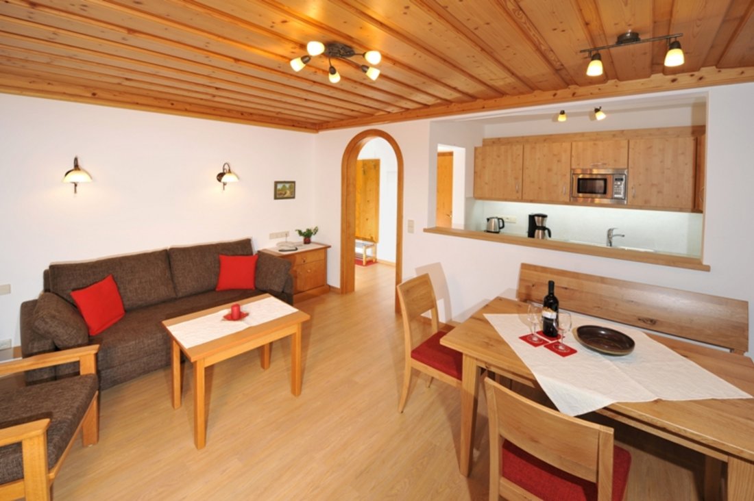 Wohnzimmer mit Essbereich und Blick auf Küche FeWo2