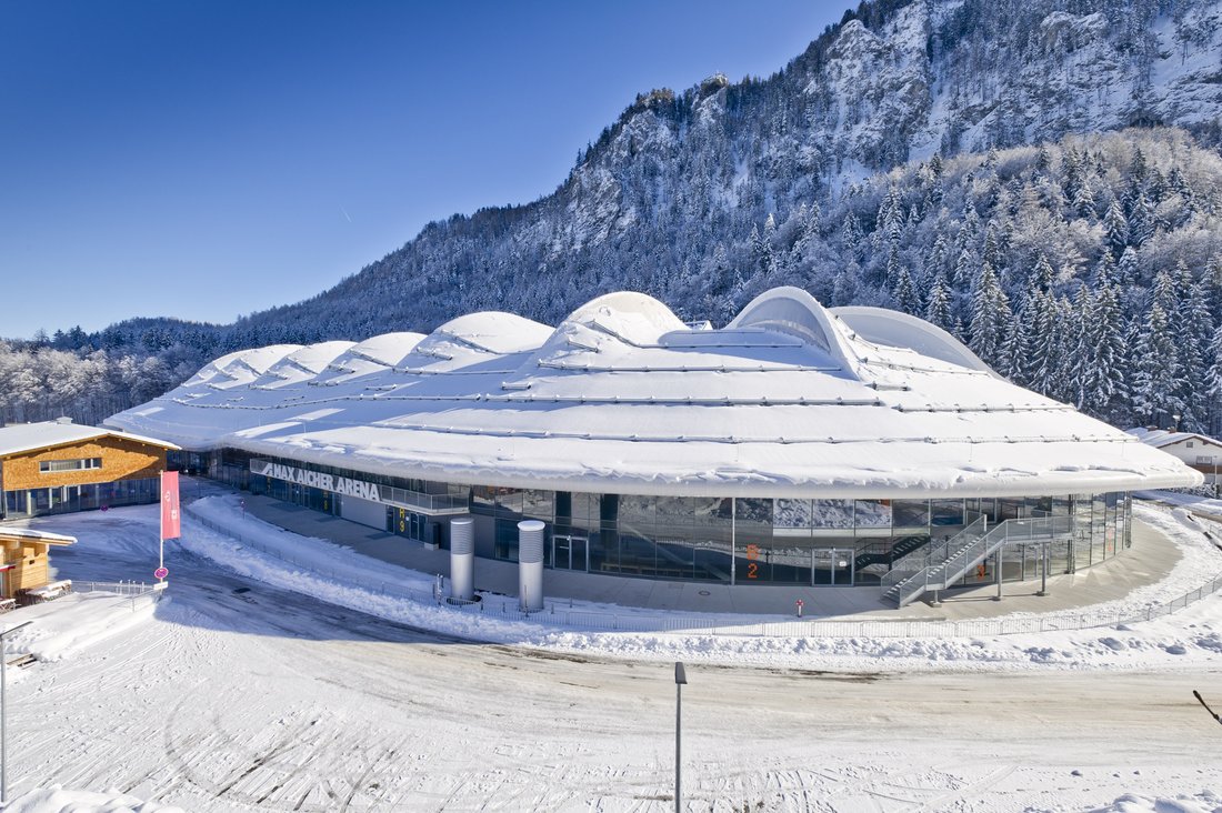 Außenansicht der Max Aicher Arena im Winter in Inzell