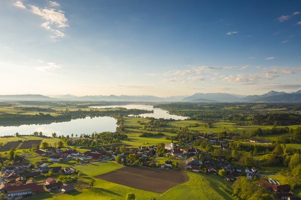 Luftbild von der Gemeinde Waging am See an einem sonnigen Tag