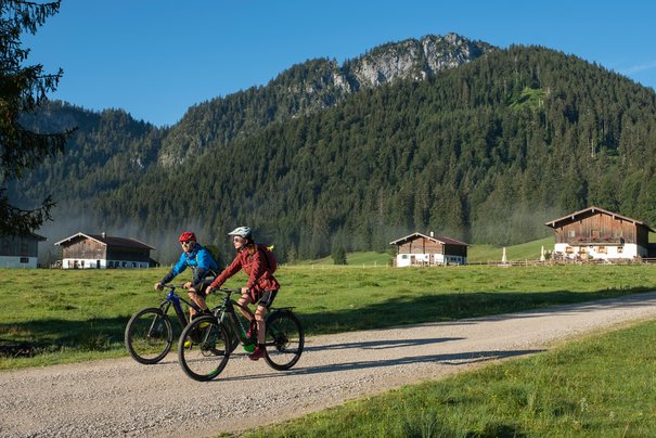 Two mountain bikers on the Röthelmoosalm