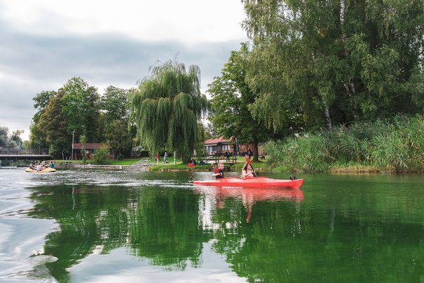 Couple kayaking on the Alz in front of the river lido