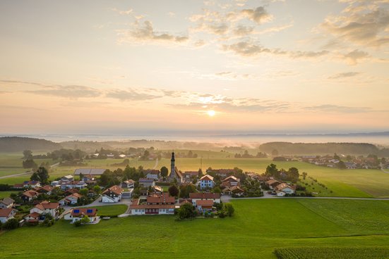 Luftbild von der Gemeinde Kirchanschöring bei Sonnenaufgang