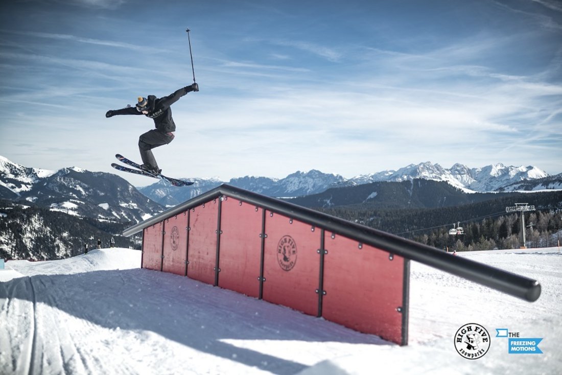 Skifahrer macht ein Kunststück im Snowpark Steinplatte