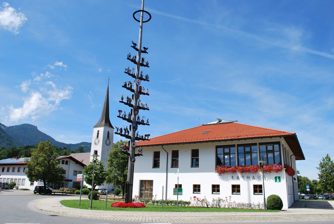 Rathaus mit Kirche und Maibaum