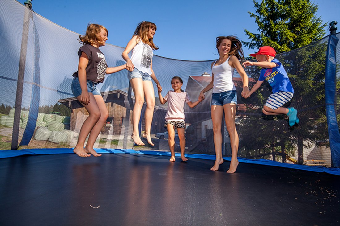Kinder springen am Trampoline