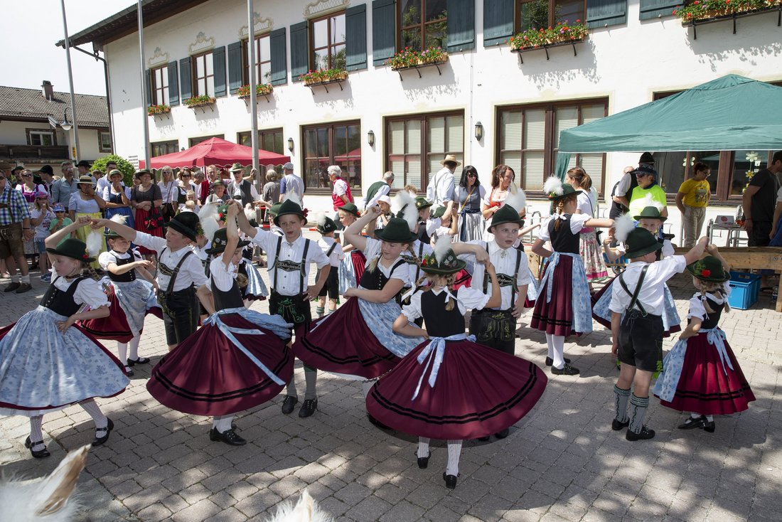 Dirndldrehen mit bayerischer Tracht am Marktplatz von Inzell bei der Pfingstroas