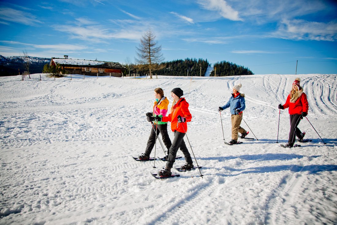 Vier Frauen beim Schneeschuhwandern auf der Winklmoosalm in Reit im Winkl