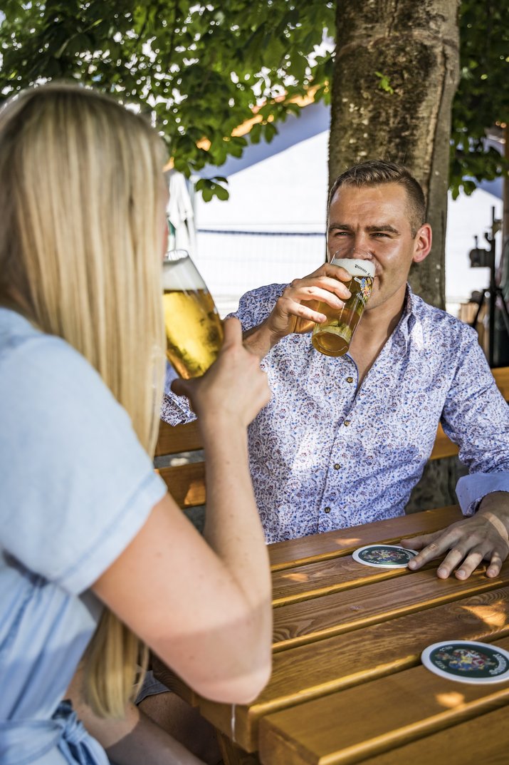 Ein Paar trinkt Bier in einem Biergarten in Waging am See