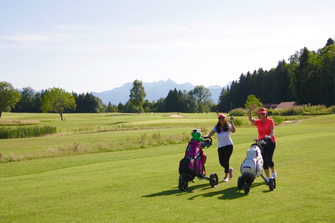 Golfen am Golfplatzu Patting Hochriesblick