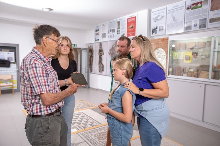 Albert Multerer erklärt einer Familie vieles im Römermuseum Grabenstätt