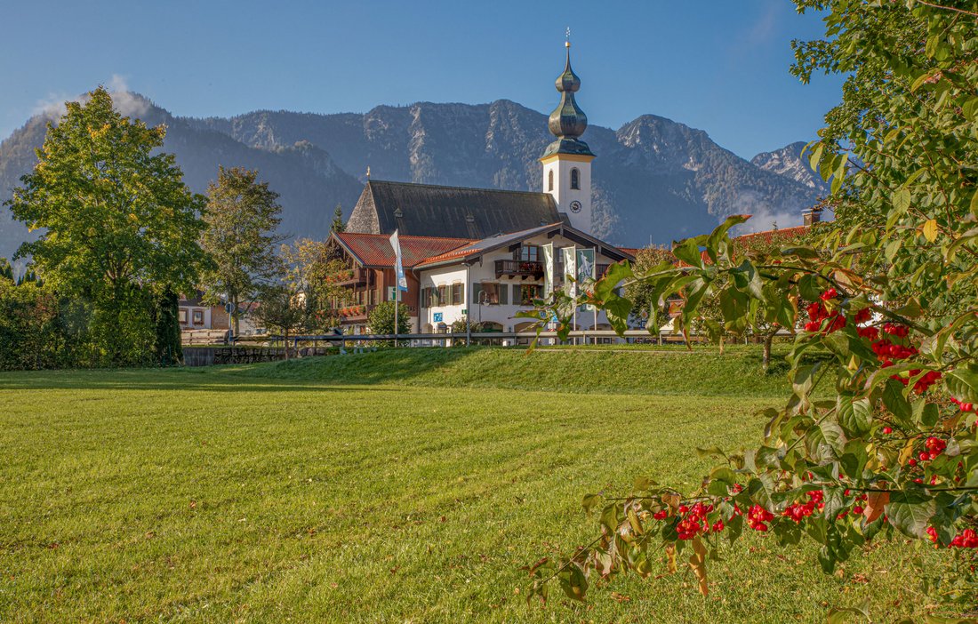 Blick auf die Kirche St. Michael in Inzell im Chiemgau im Herbst