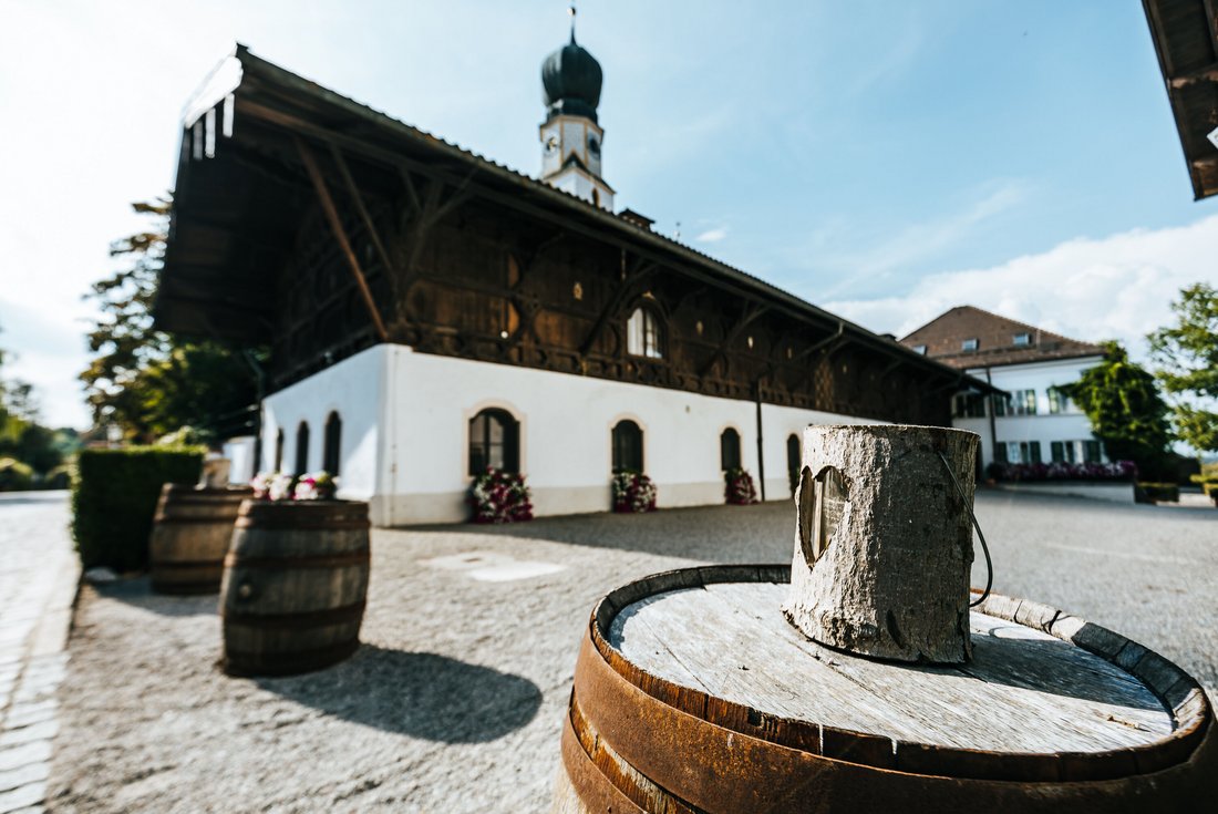 Blick auf die Stallungen auf Gut Ising im Chiemgau