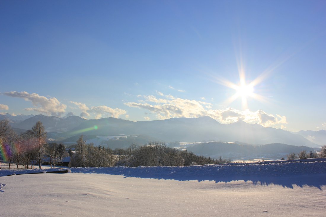 Blick vom Hochberg im Winter bei Sonnenschein auf die Gemeinde Siegsdorf