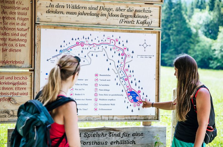 Frauen vor Wandertafel im Bergwald-Erlebnispfad Inzell