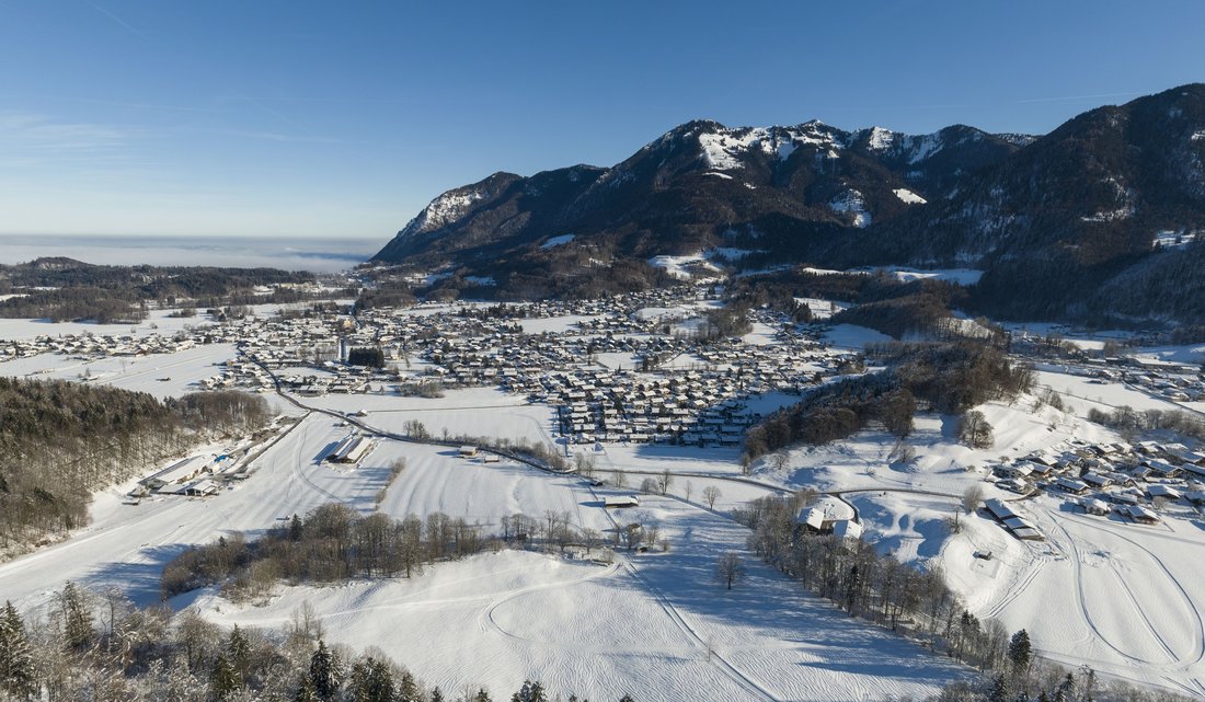 Luftbild der Gemeinde Unterwössen im Winter