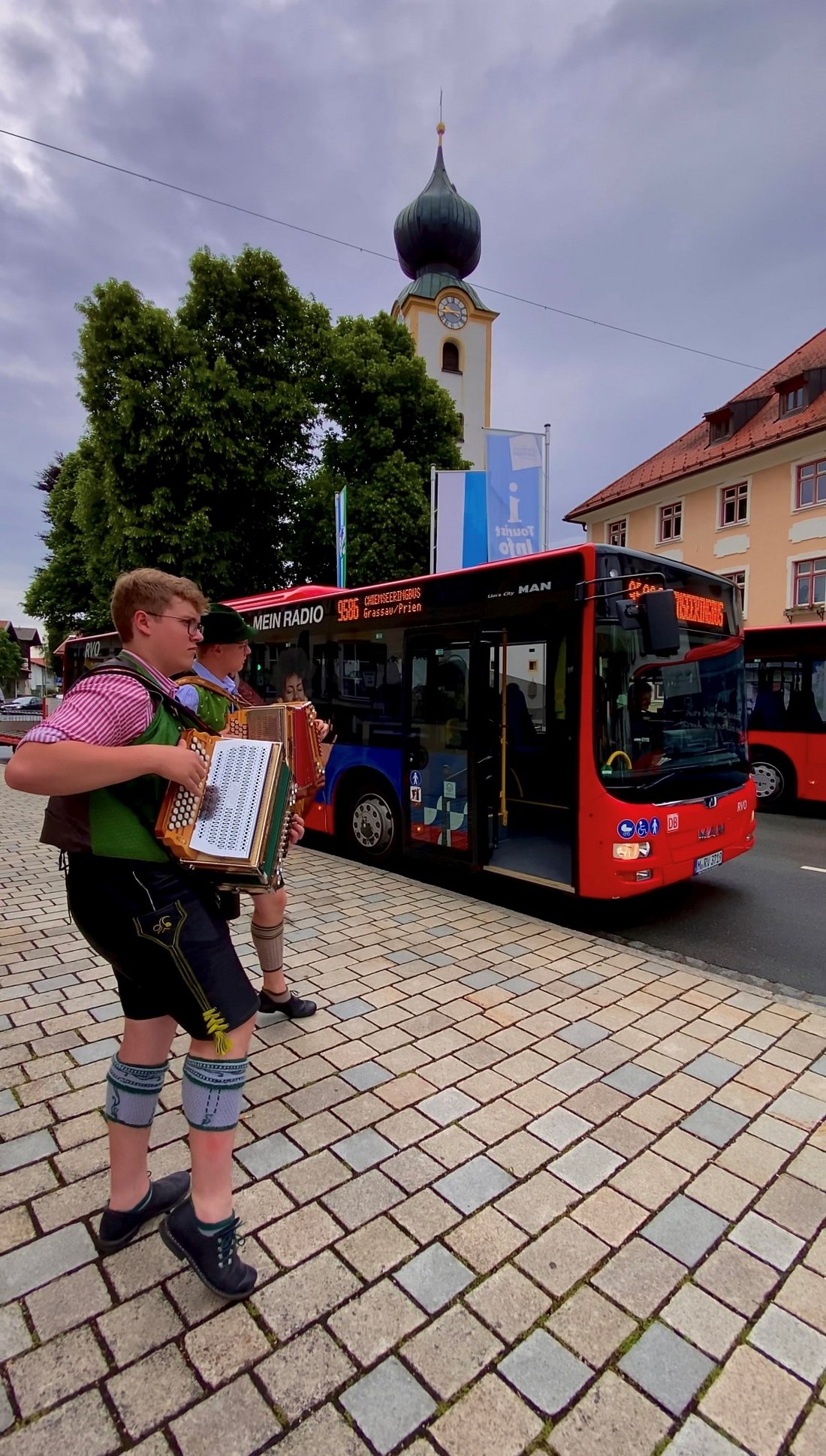 Halt der Chiemsee-Bus-Musi mit Ziachduo Ramsperger-Wallner in Grassau