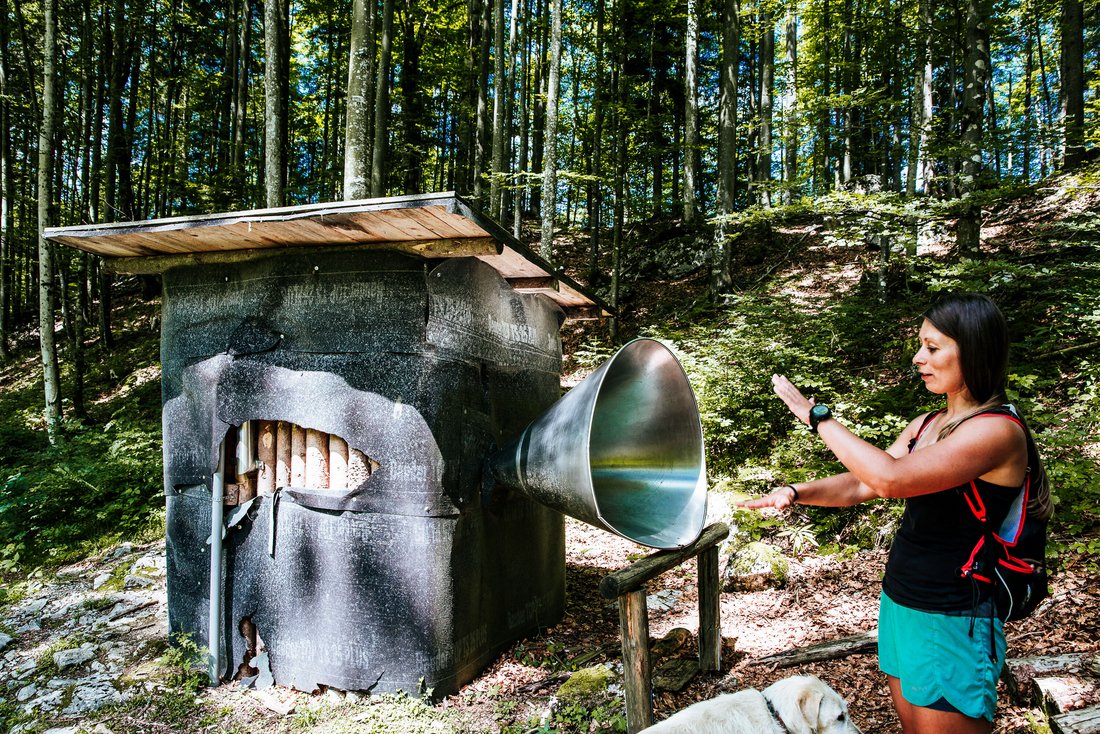 Frau bei einer Action-Station im Bergwald-Erlebnispfad Inzell