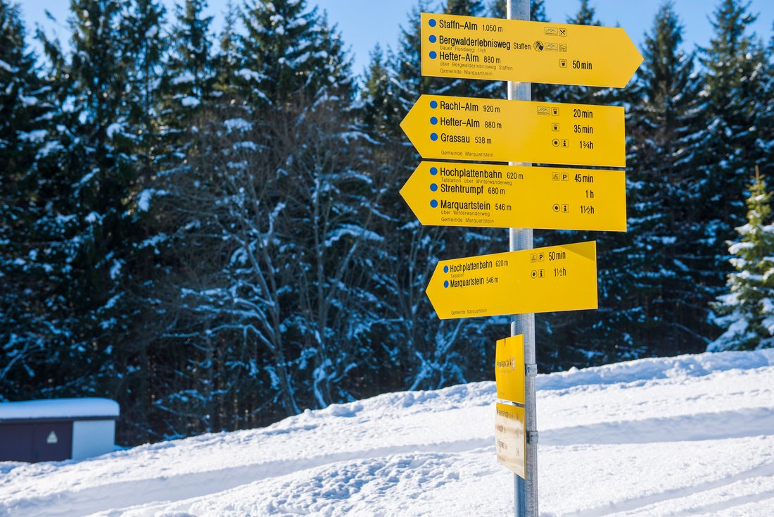Hiking trail signage on the Hochplatte in winter