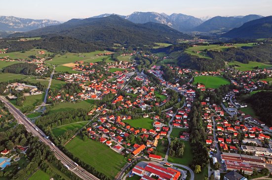 Gemeinde Siegsdorf von oben mit den bayerischen Alpen im Hintergrund
