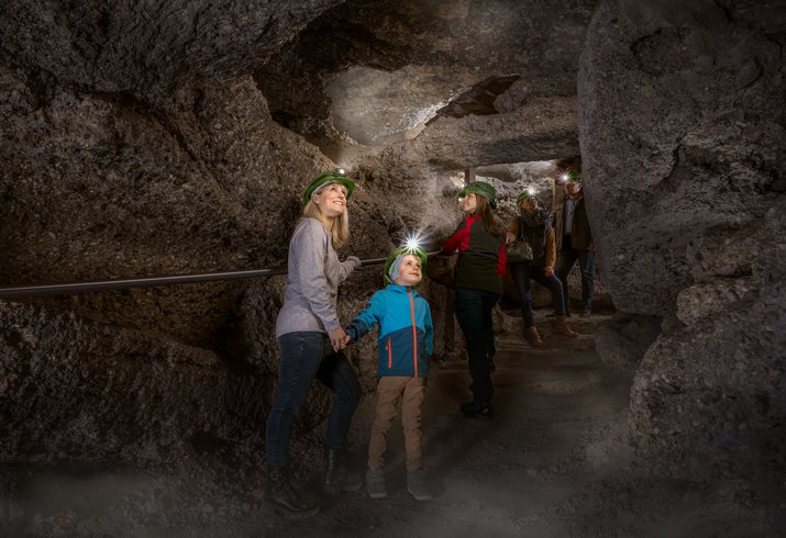 Besucher der Höhlenburg Stein mit Sicherheitshelmen