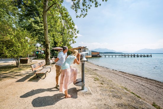 Couple on the banks of the Chiemsee in Chieming