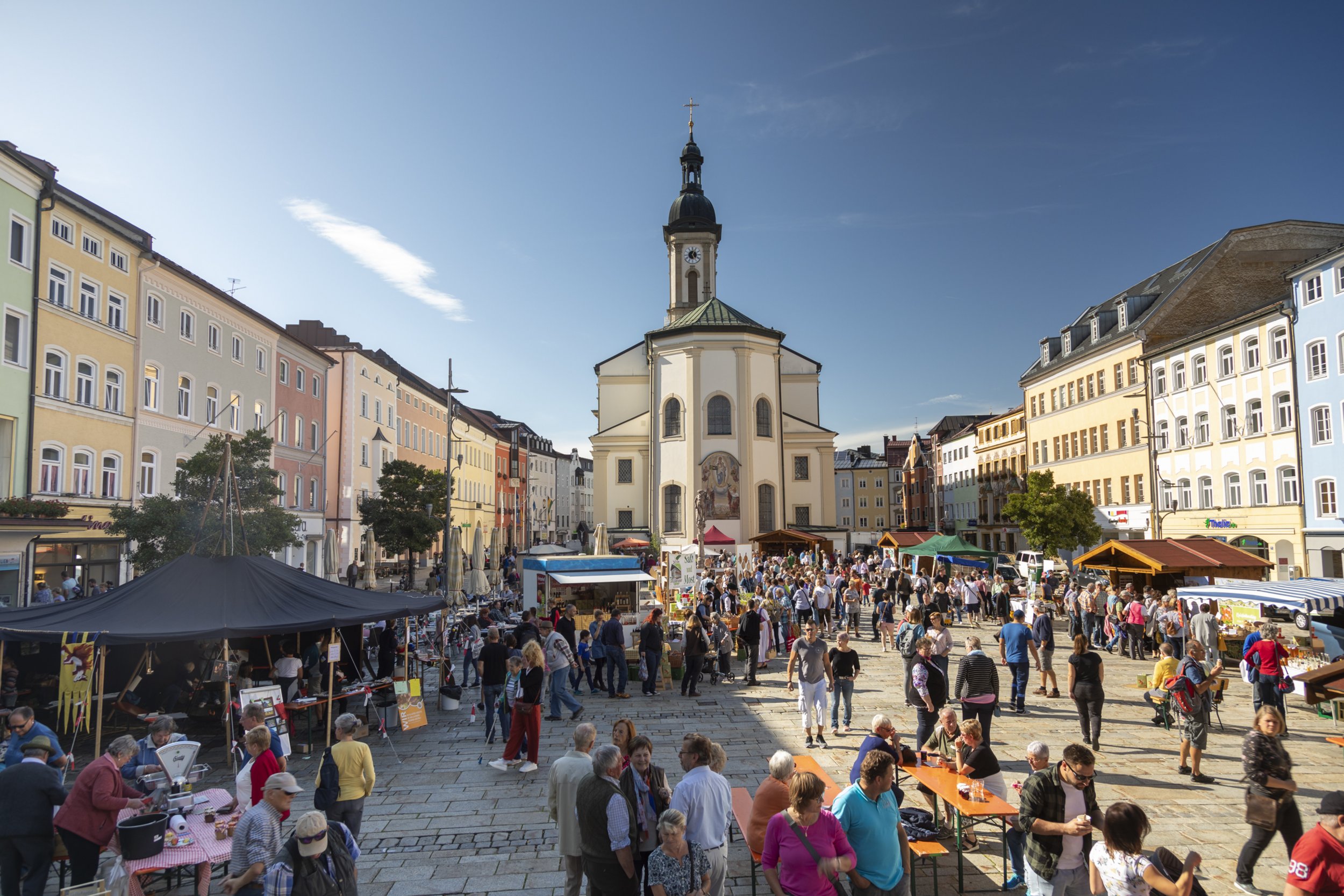 Apfelmarkt am Stadtplatz von Traunstein mit Blick auf die Stadtpfarrkirche Sankt Oswald