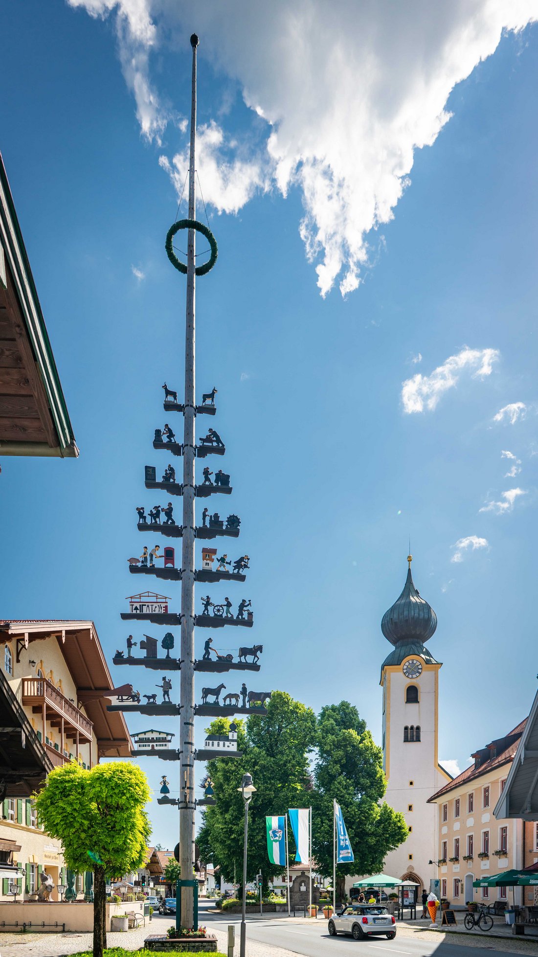 Kirchplatz mit Maibaum in Grassau