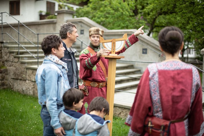 Familie testet die Römischen-Messelemente im Römermuseum in Seebruck