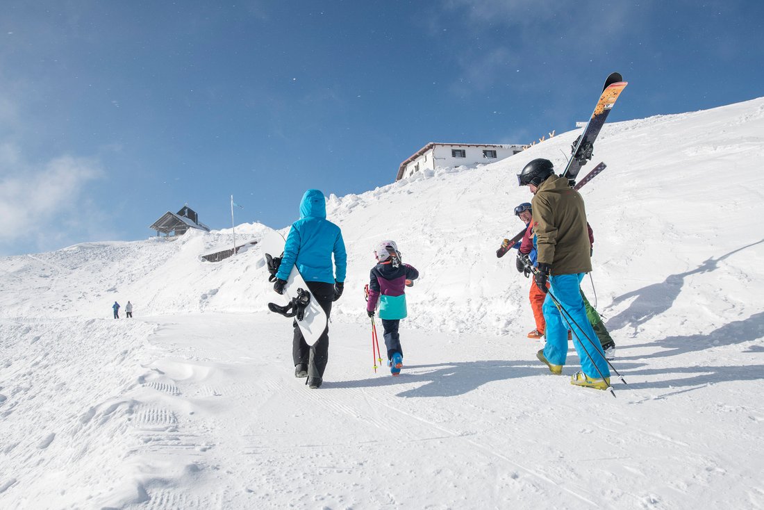 Skifahrer auf dem Weg zur Abfahrt am Hochfelln