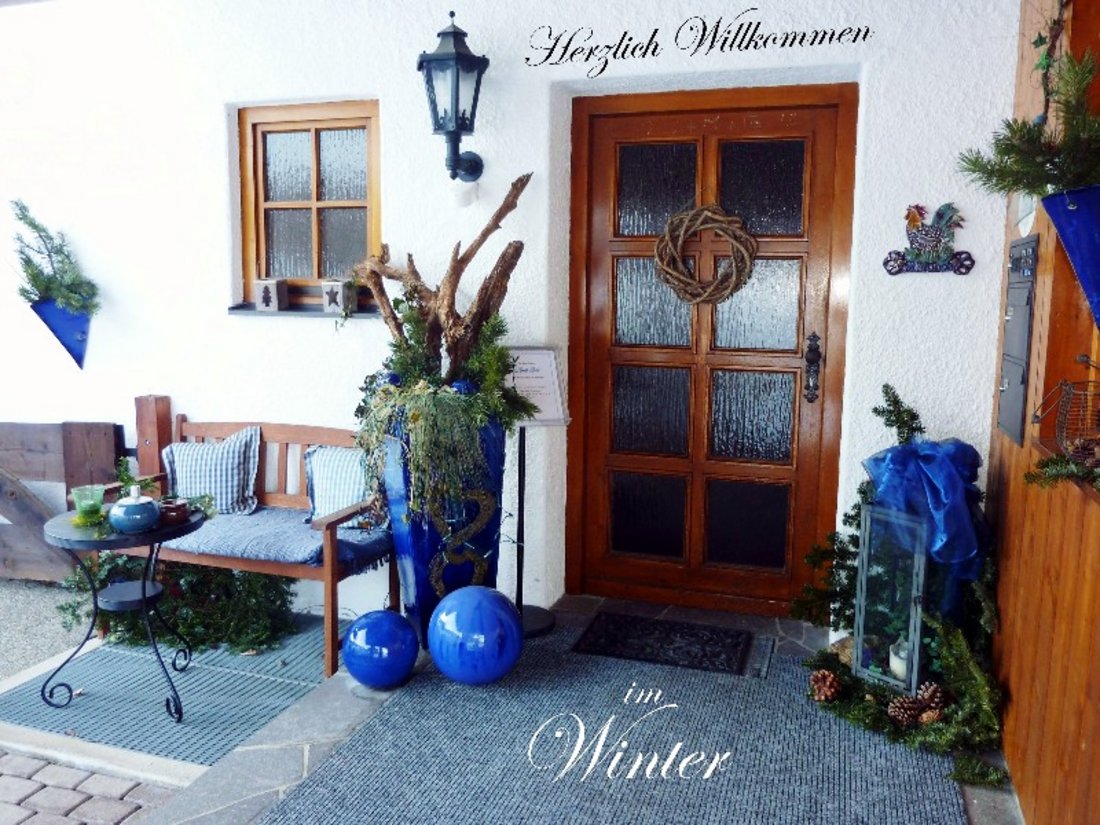 Der Eingangsbereich im Winter: "Herzlich Willkommen" im Gästehaus Schönfeld...