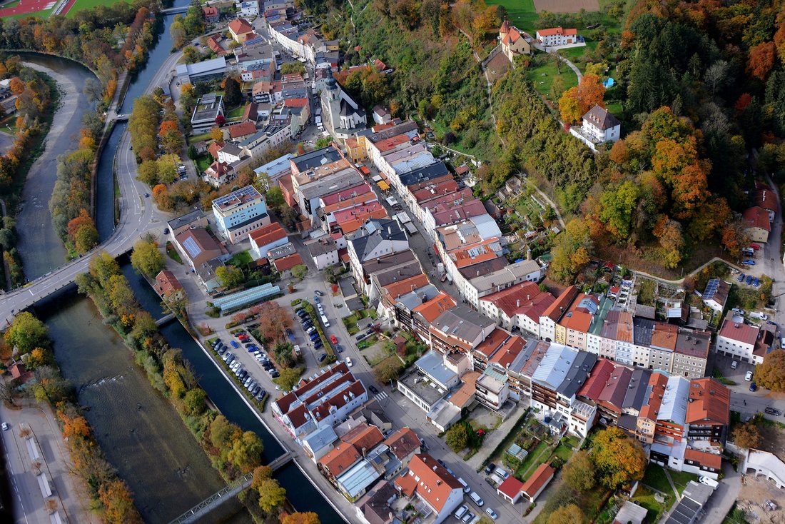 Luftbildaufnahme der stadt Trostberg im Herbst