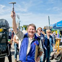 Dr. Robert Darga präsentiert stolz sein Werkzeug beim Almumtrieb