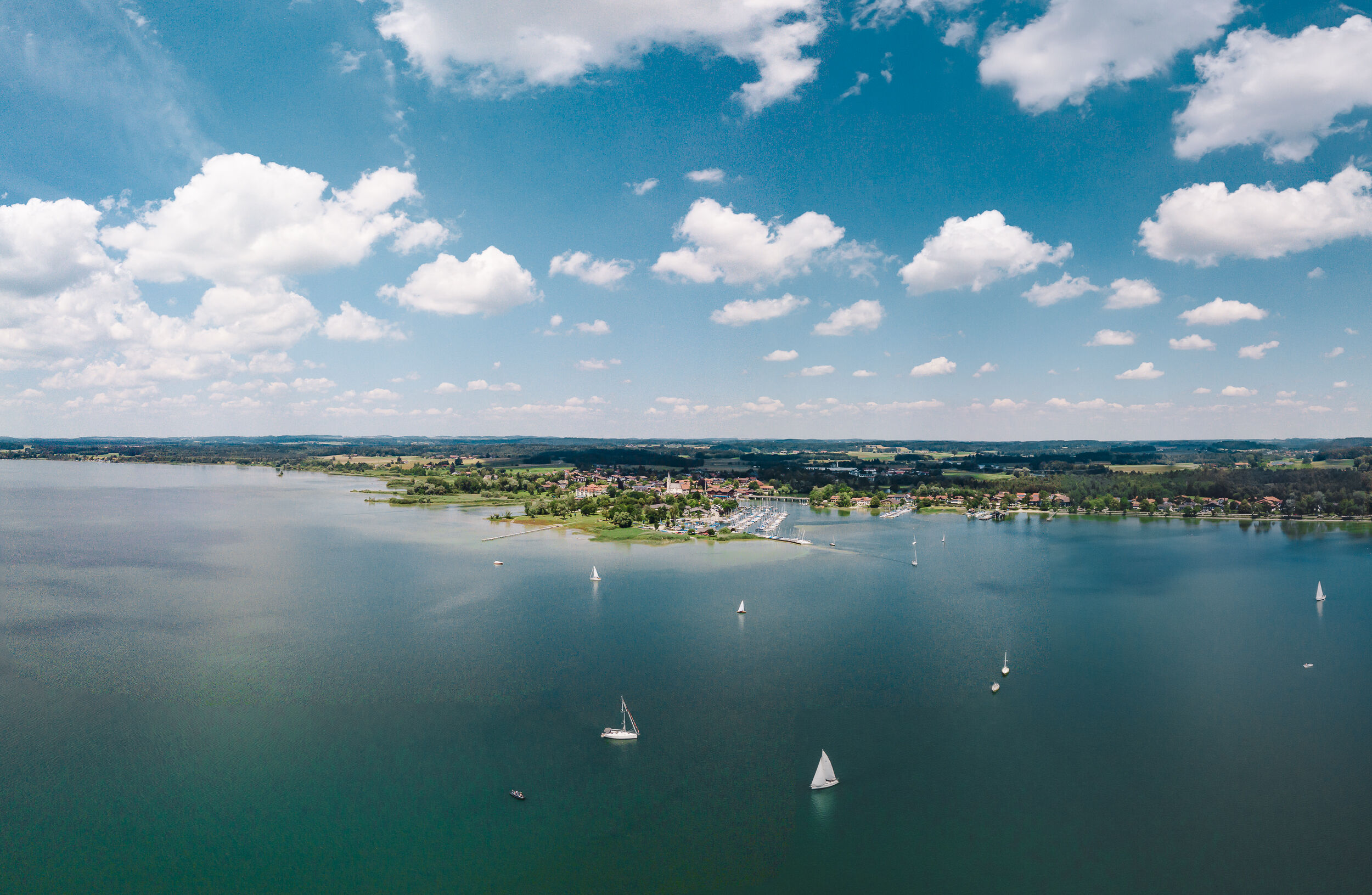 Luftaufnahme vom Chiemsee in Richtung Seebruck