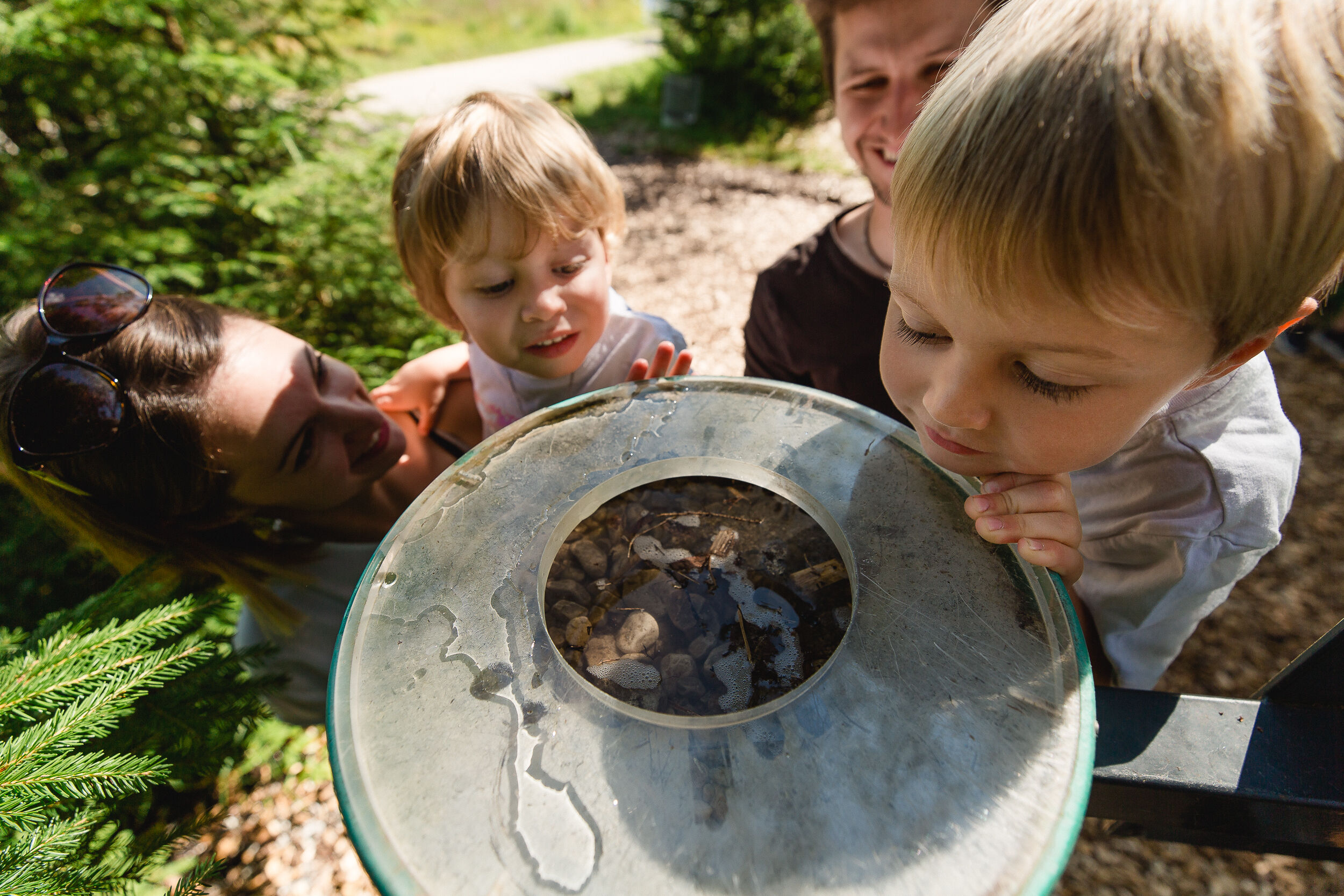 Familie beim Moorbodenexperiment im Moor-Erlebnis-Pfad Inzell