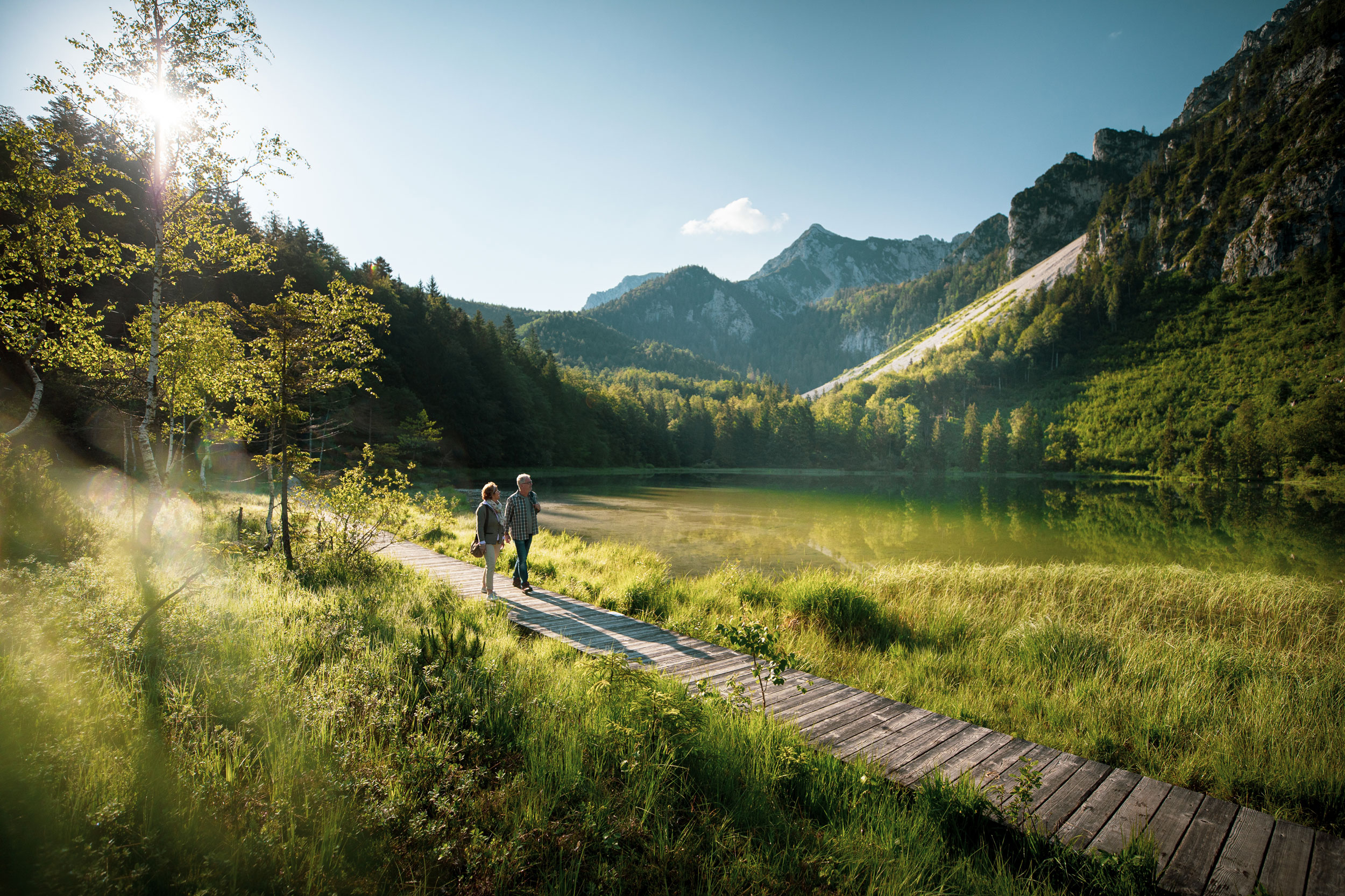 Paar wandert am Frillensee in Inzell