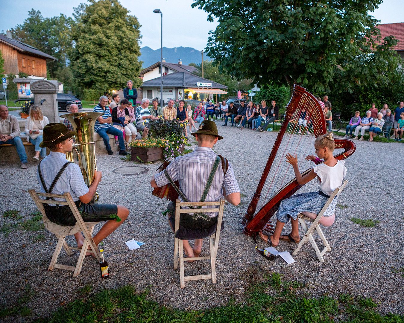 MusikAmDorfbrunnen_HaschtDaweiMusi_Aug24_MG_4012i_WoifeGasser