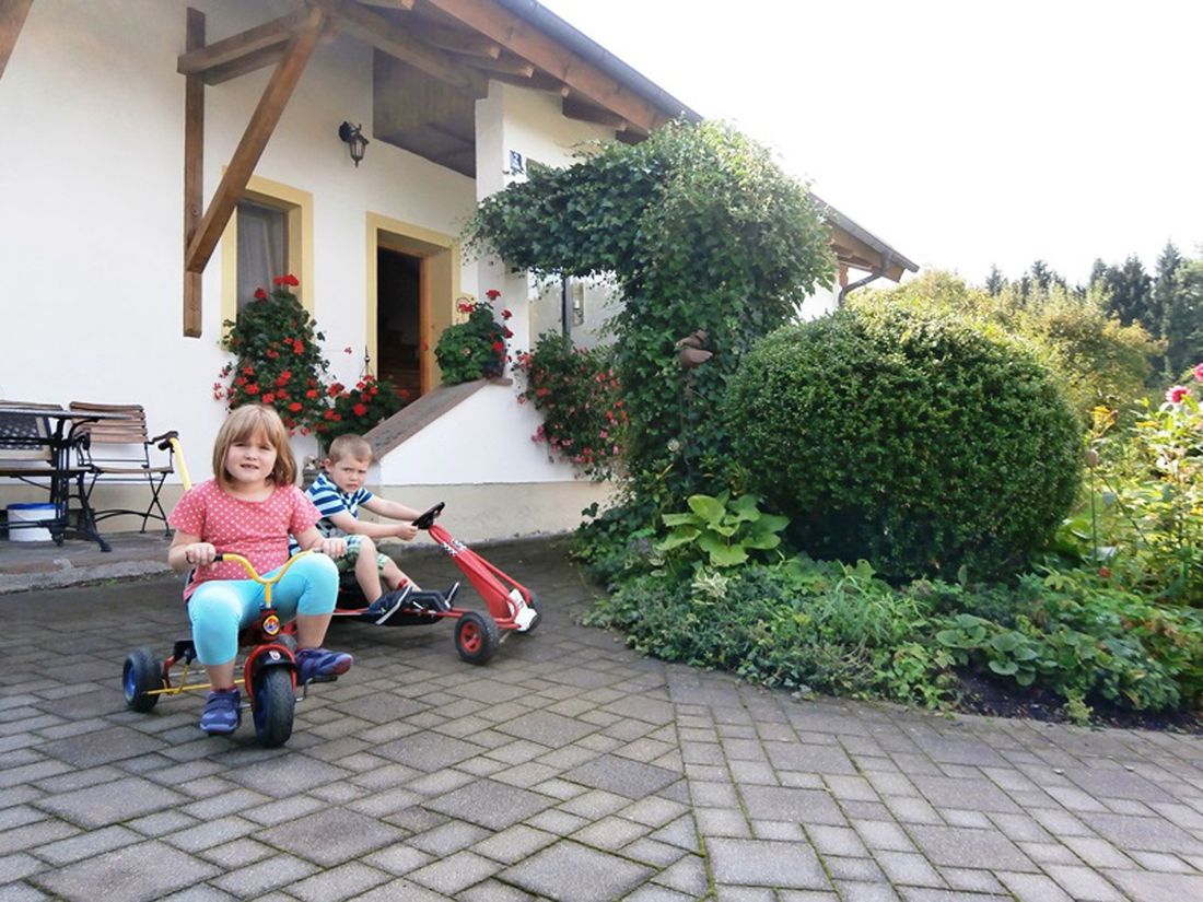 Kinder mit hauseigenen Fahrzeugen